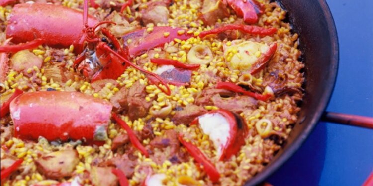 Un tuit de la Embajada francesa sobre el origen galo de la paella incendia Twitter y desata los memes