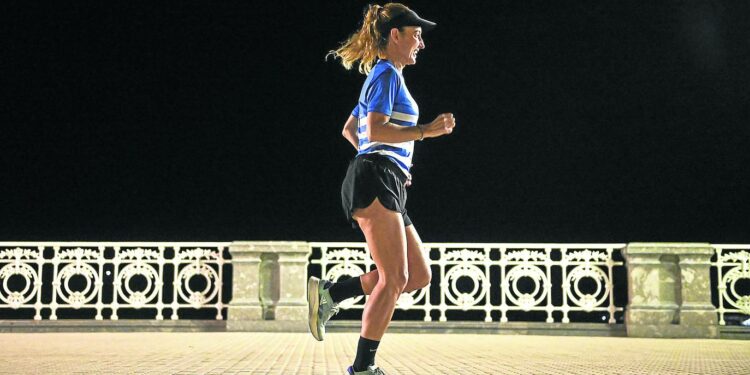 Nerea Hermo completa junto a La Concha una de sus sesiones de entrenamiento a las 6.00 horas. No le importa que llueva, haga frío... No había amanecido cuando se hizo la foto./Iñigo Royo