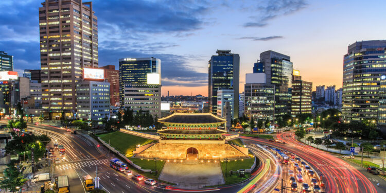 Imagen de una avenida transitada de Seúl, la capital de Corea del Sur