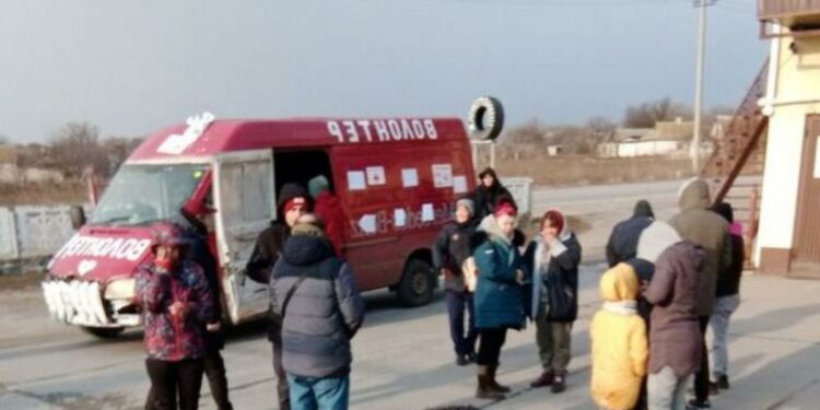 Usa su vieja camioneta para evacuar a ucranianos; en 6 viajes sacó a 200 de Mariupol