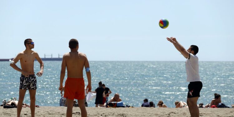 Ciudadanos disfrutan de la playa. Álex Zea - Europa Press