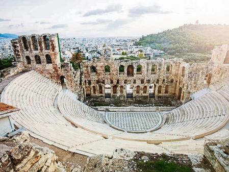 La Acropolis de Atentas y la ciudad de fondo en Grecia