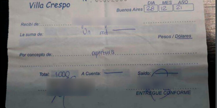 Papel picado: uno de los recibos entregados a una de las víctimas.