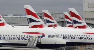 Aviones de British Airways estacionados en la Terminal 5 del aeropuerto Heathrow en Londres el miércoles 18 de marzo de 2020. (AP Foto/Frank Augstein, Archivo)
