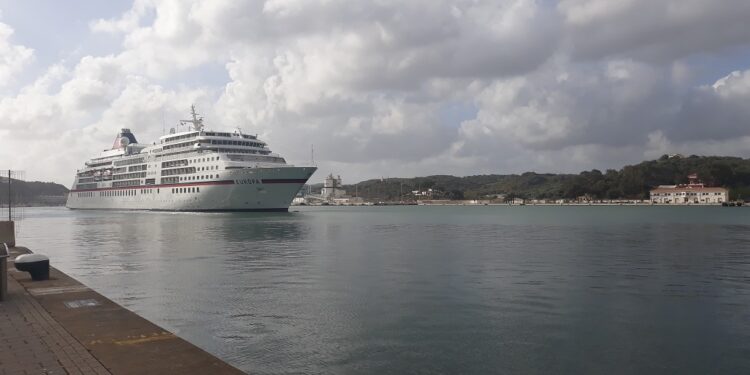 Imagen del barco saliendo del puerto de Maó.