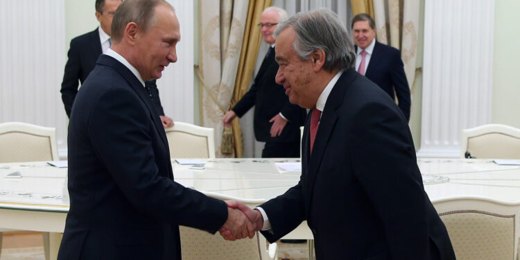 Vladimir Putin y Antonio Guterres en una fotografía de archivo (AFP)