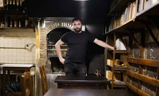 Xabi Gorrotxategi, delante de la parrilla de Casa Julián./Lobo Altuna