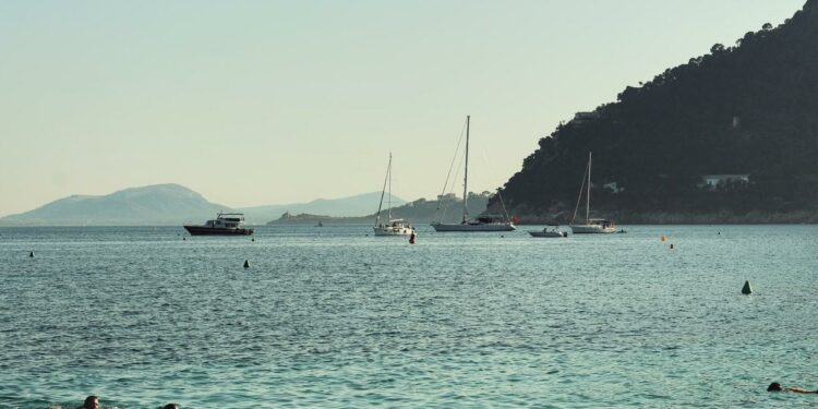 Una imagen de personas de vacaciones en la Costa Brava, España / PEXELS