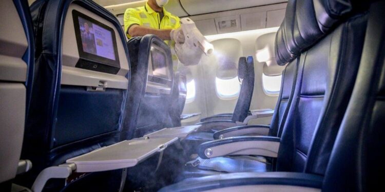 Avión limpieza / Europa Press