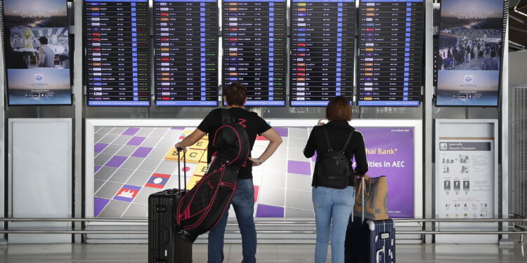 Los viajeros siempre están buscando las mejores ofertas en pasajes de avión, uno de los gastos más altos de todo viaje. EFE/EPA/DIEGO AZUBEL/Archivo
