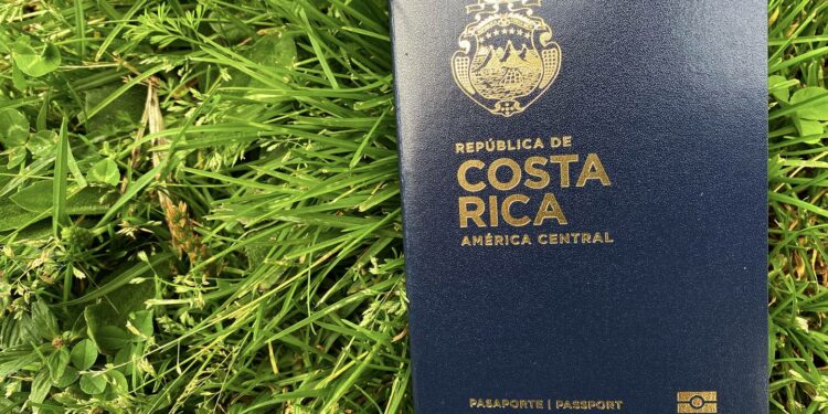 ¿Cuántos destinos puede visitar con su pasaporte tico y sin visa?