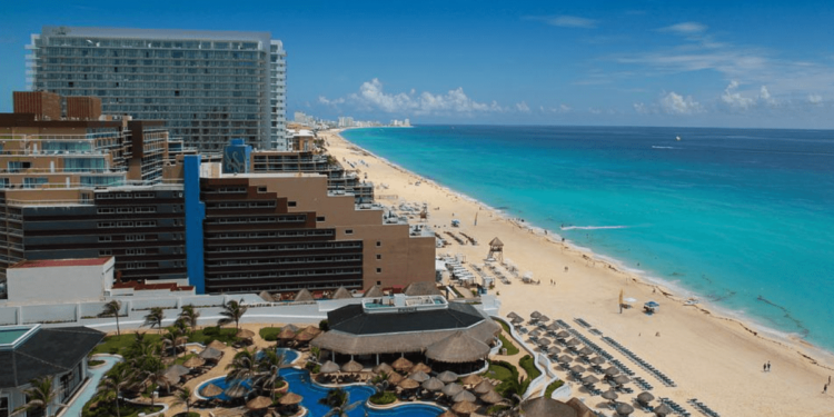 ¿En que playa está el Hotel Crown Paradise Club Cancún?