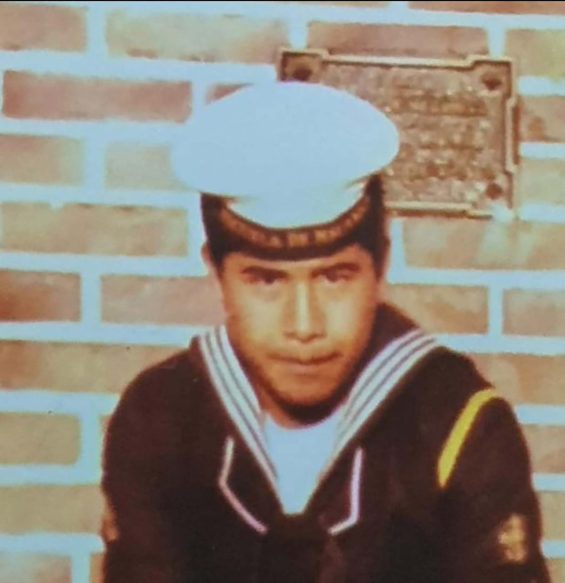Mario Vilca Condorí en una foto como marino. En el Belgrano se desempeñaba en la panadería. Su puesto ante una emergencia era el de bombero. Nadie sabe exactamente cómo murió. Con 16 años, fue el fallecido más joven de Malvinas