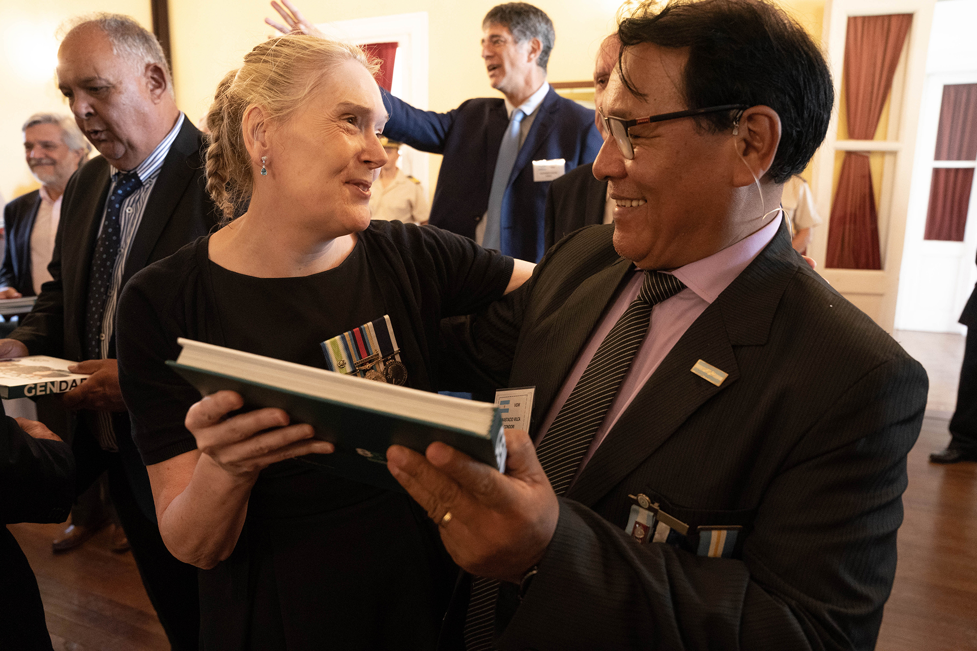 Anastacio Vilca Condorí fue enfermero en el Bahía Paraíso. Con él, la enfermera británica Sue Warner, que participó en el buque hospital Uganda, en un encuentro de veteranos este verano. Recordaron cuando el buque inglés recibió suero para transfusiones de sangre del barco argentino al final de la guerra (Franco Fafasuli)


