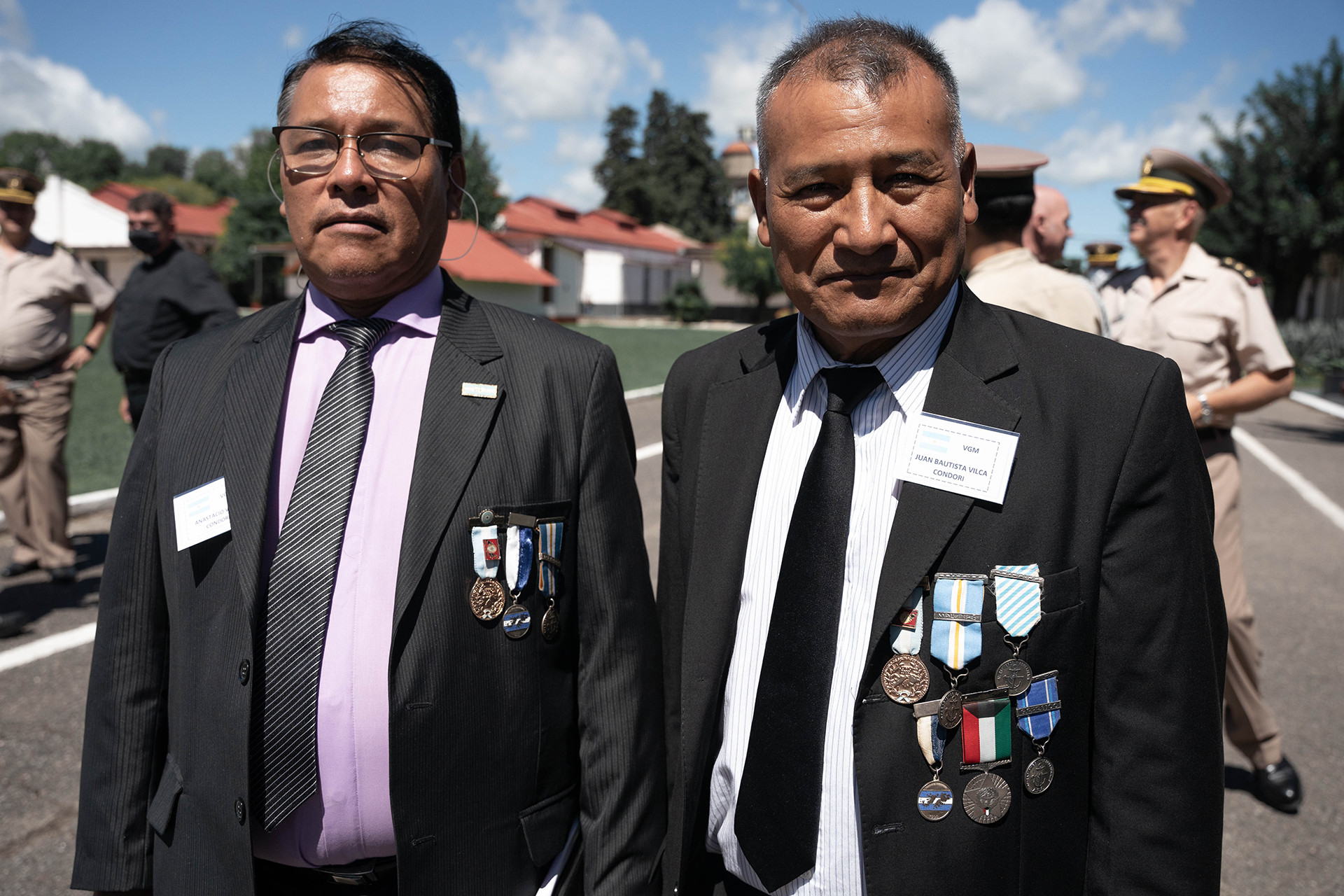 Anastacio y Juan Bautista Vilca Condorí en una imagen del encuentro entre veteranos argentinos y británicos que tuvo lugar en marzo en nuestro país, El primero con sus condecoraciones de la provincia de Salta, el Congreso Nacional y la Armada por su participación en la guerra de Malvinas. El segundo, con las mismas, y además del Congreso por su participación en la misión al Golfo Pérsico, de Kwait y por haber sido parte de la tripulación del Crucero General Belgrano (Franco Fafasuli)


