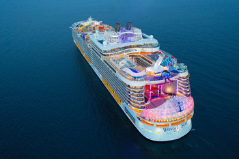 Marvel of the seas en Royal Caribbean, las mejores vacaciones para viajeros de todas las edades.  En ocho vecindarios distintos, el primero de Royal Caribbean, hay una variedad de nuevas experiencias y favoritos antiguos, como el nuevo Suite Neighborhood;  Wonder Playscape, un área de juegos al aire libre interactiva para niños;  Restaurante y bar sureño The Mason Jar y Vue Bar.  Las aventuras destacadas en la tienda incluyen The Ultimate Abyss, el tobogán más largo del mar;  simulador de navegación FlowRider;  y más.