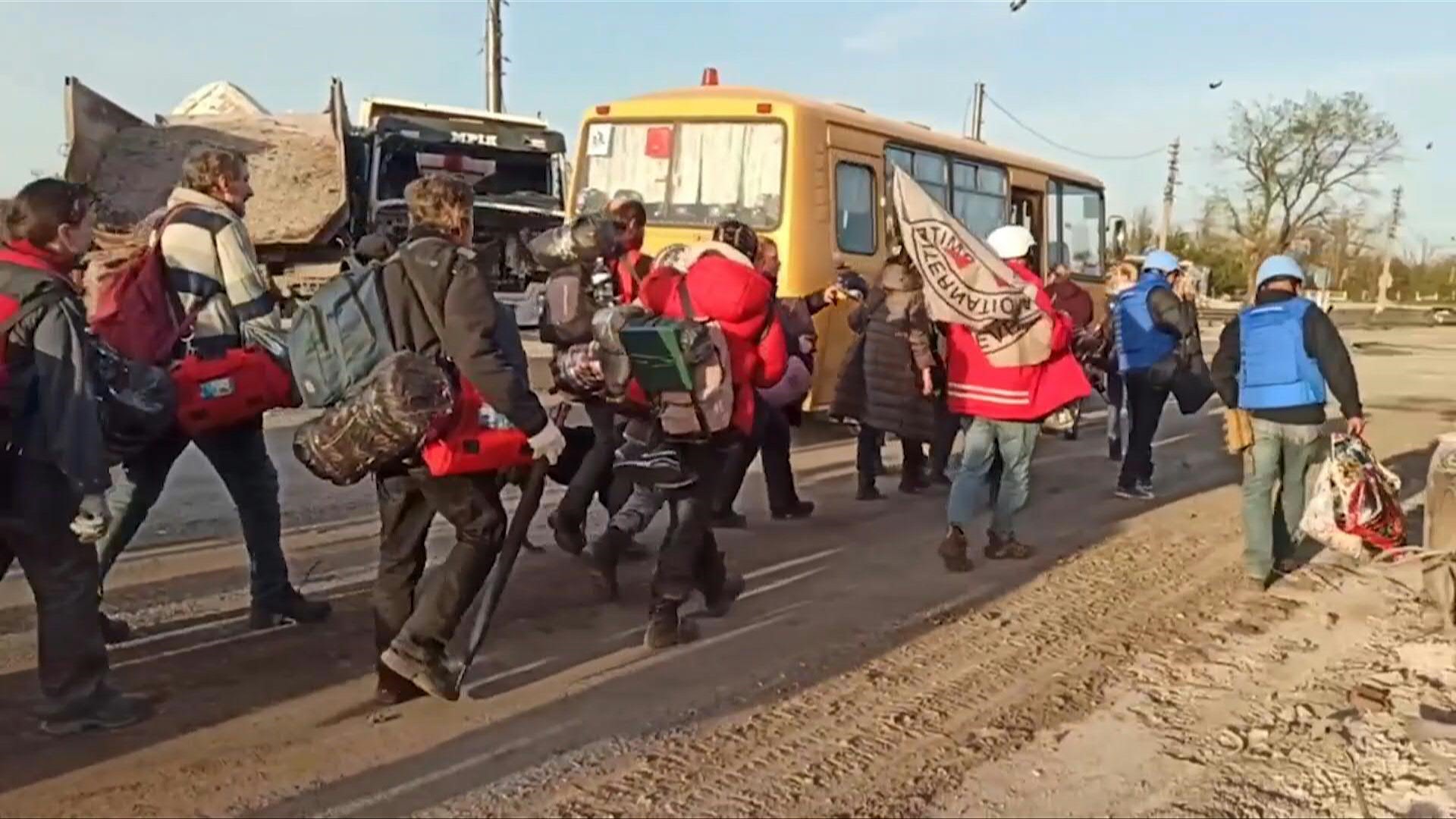 Evacuados de la siderúrgica Azovstal, último foco de la resistencia a las tropas rusas que ocupan Mariupol (AFP)