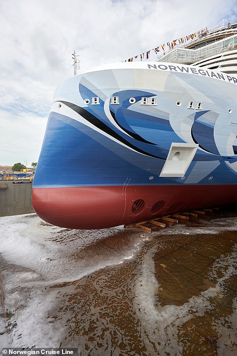 El diseño del casco del barco es obra del grafitero italiano Manuel Di Rita, quien se ha inspirado 