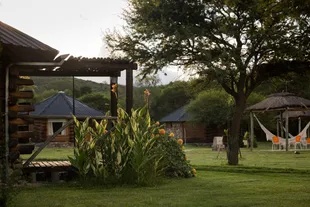 Las seis habitaciones están en un jardín muy lindo, en las sierras Grandes de San Luis.