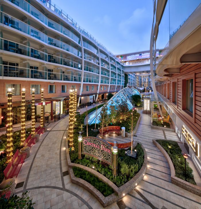 El crucero más grande del mundo atraca en València