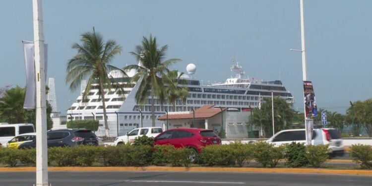 Llegan más de 4500 pasajeros en doble arribo de cruceros