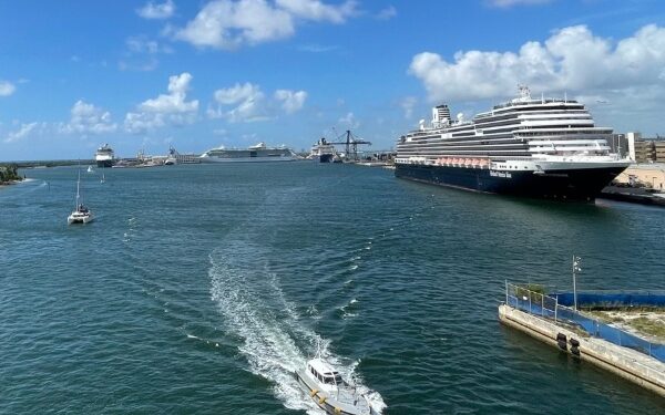 Port Everglades celebra reinicio de servicios del crucero Zaandam