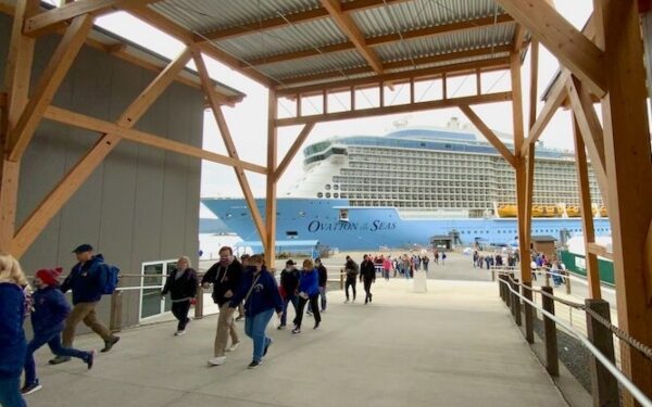 Daños por colisión de crucero deja nueva terminal de Sitka a la mitad de su capacidad