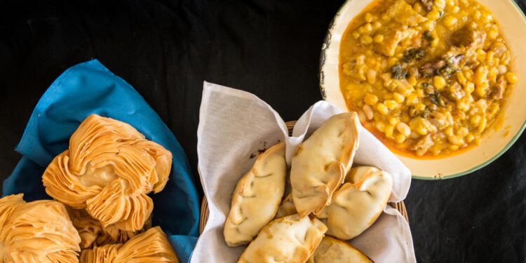 El origen del locro se relaciona con la cocina de los pueblos originarios quechua, o quichua, quienes lo llamaron “luqru” o “rucru”