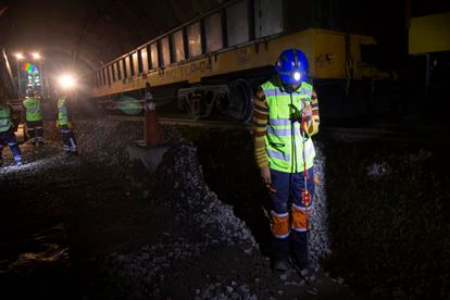 Trabajadores en la estación Parque de los Venados de Ciudad de México.