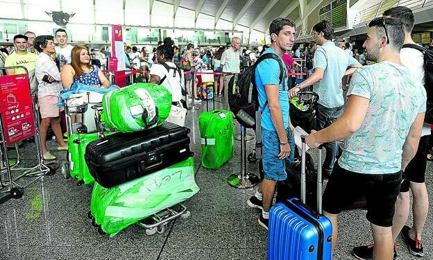 Viajeros en el aeropuert de Loiu. /E. C.