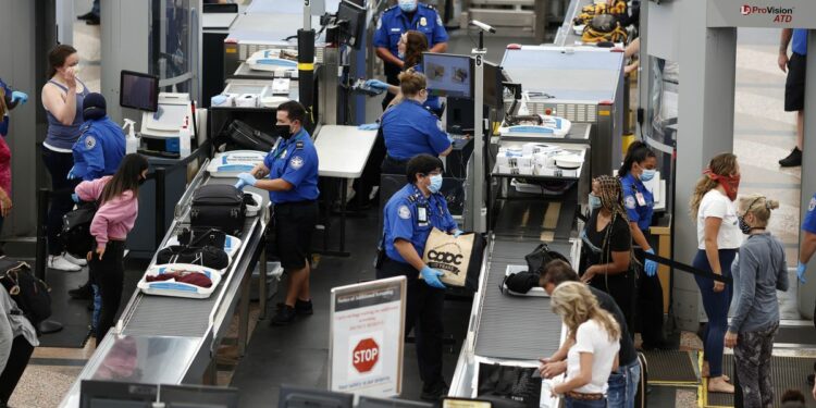 Anticipan un verano repleto de gente en los aeropuertos. TSA anticipa contratiempos.