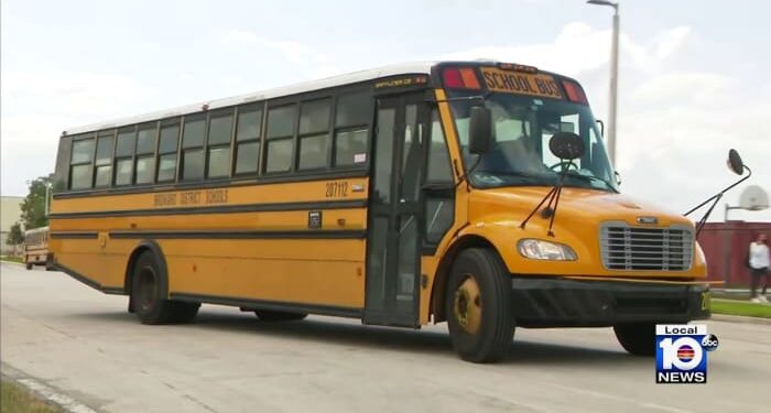 Autobuses escolares no pueden doblar izquierda, lo que provoca largos viajes para estudiantes en una escuela en Weston