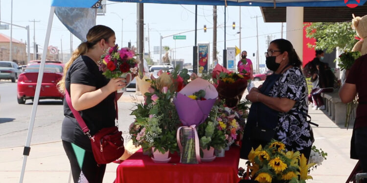 BAJAN VENTAS DE FLORES Y ARREGLOS EN CRUCEROS POR EL DÍA DE LAS MADRES