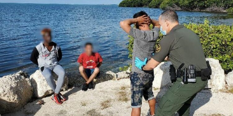 Balseros cubanos tocan tierra en Islamorada, uno de los cayos de Florida