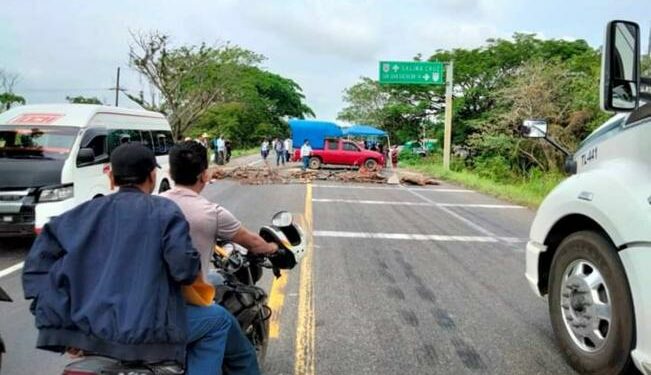 Bloquean pobladores de Guichicovi carretera Transístmica en Oaxaca; exigen pago de recursos federales