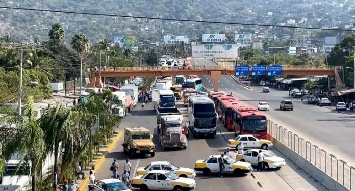 Bloqueos desquician al puerto de Acapulco