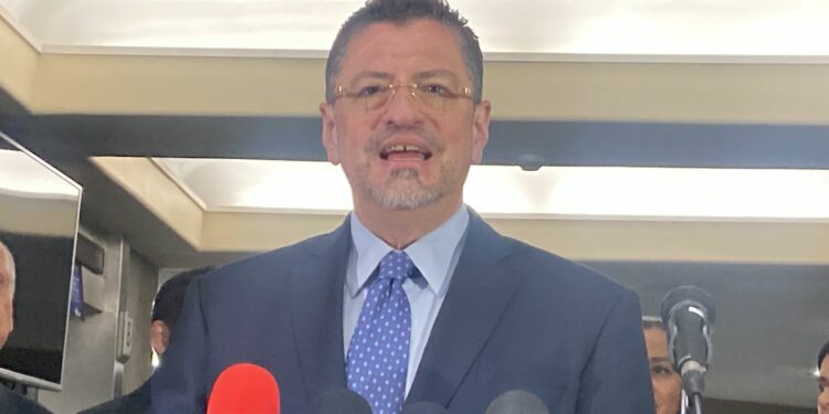 Chaves arrancó viajes al exterior antes que Solís y Alvarado