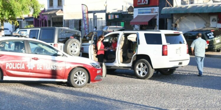 Chocan 2 autos en un transitado cruce de Los Mochis, Sinaloa
