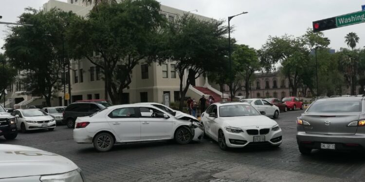 Choque de crucero provoca tráfico en Centro de Monterrey