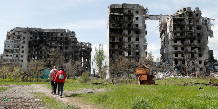 Civiles ucranianos describen esfuerzos desesperados para huir de la bombardeada Mariupol