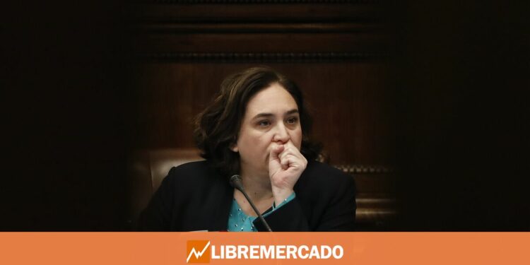 Colau ataca a los cruceros por una "huella medioambiental" que apenas supone el 0,2% del total