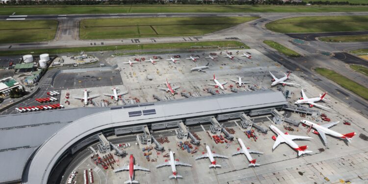 Vista del aeropuerto internacional El Dorado en Bogotá (Colombia), en una fotografía de archivo. Foto: EFE/Carlos Ortega
