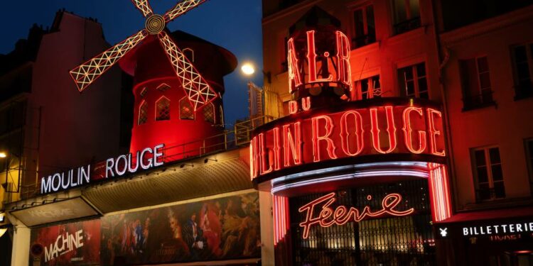 Exterior del Moulin Rouge, en el barrio parisiense de Montmartre.
