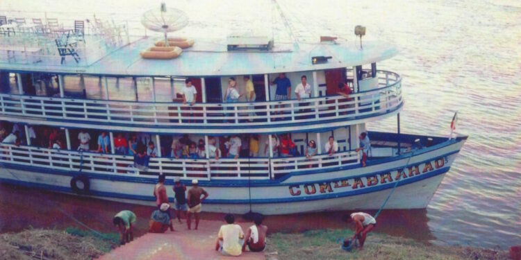 Los miembros de la Iglesia de Manaos viajaron en el “Comandante Abrahao” durante tres días en Río Negro y Río Madeira en su viaje de noviembre de 1992 al Templo de São Paulo, Brasil.