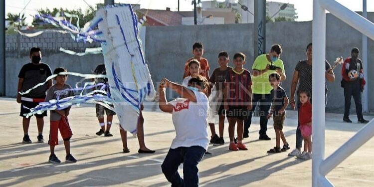 Con crucero hecho piñata, celebran "pequeña victoria" ante el modelo neoliberal
