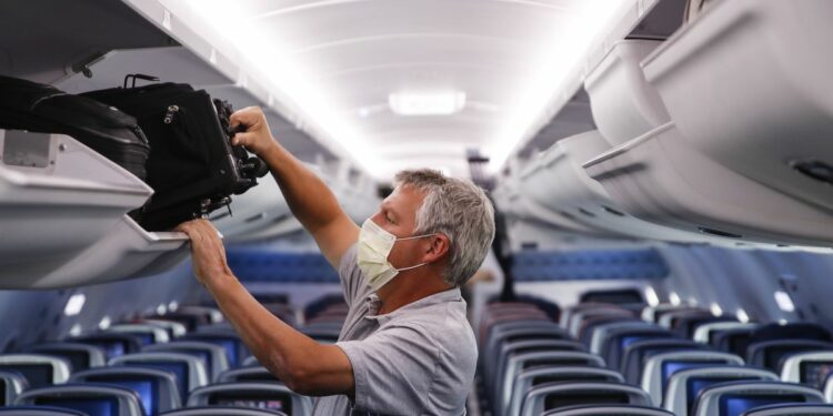Covid 19: Las autoridades europeas recomiendan eliminar la mascarilla obligatoria a bordo de los aviones | Sociedad