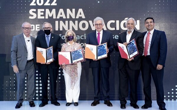 Durante la ceremonia inaugural de nuestra Semana de la Innovación 2022 llevamos a cabo la primera entrega de los Reconocimientos a la trayectoria médico – científica.