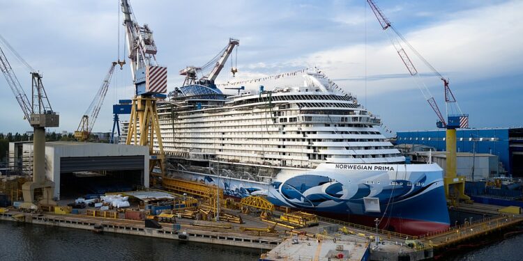 Caroline Hendrie hace un recorrido por el Norwegian Prima, en la foto, en el astillero Fincantieri cerca de Venecia antes de su viaje inaugural este otoño