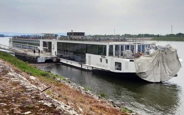 Desmayo del capitán causa choque de crucero fluvial contra puente en Eslovaquia