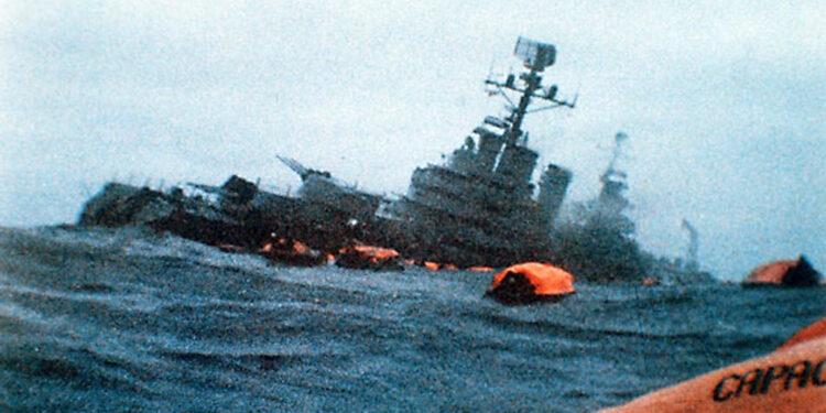 A las 16.01 el submarino británico HMS Conqueror disparó el primero de los dos misiles MK8 que dieron en la popa y proa del barco. La increíble imagen fue tomada por el teniente de fragata Martín Sgut desde una de las balsas
